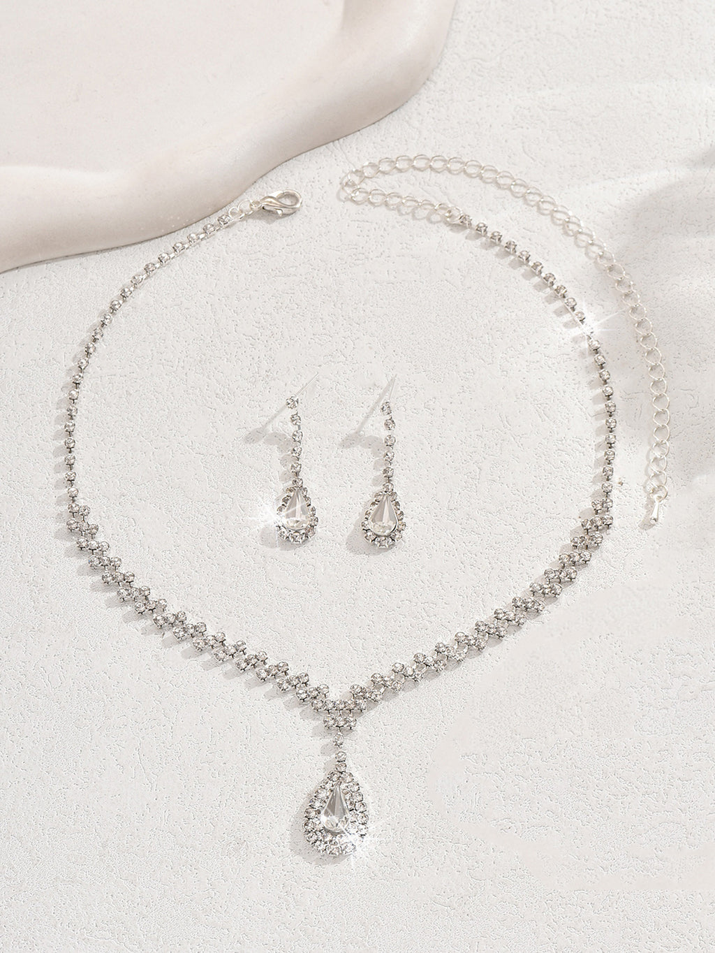 Teardrop Rhinestone Jewelry Set for Women, Claw-Chain Necklace — scale reference
