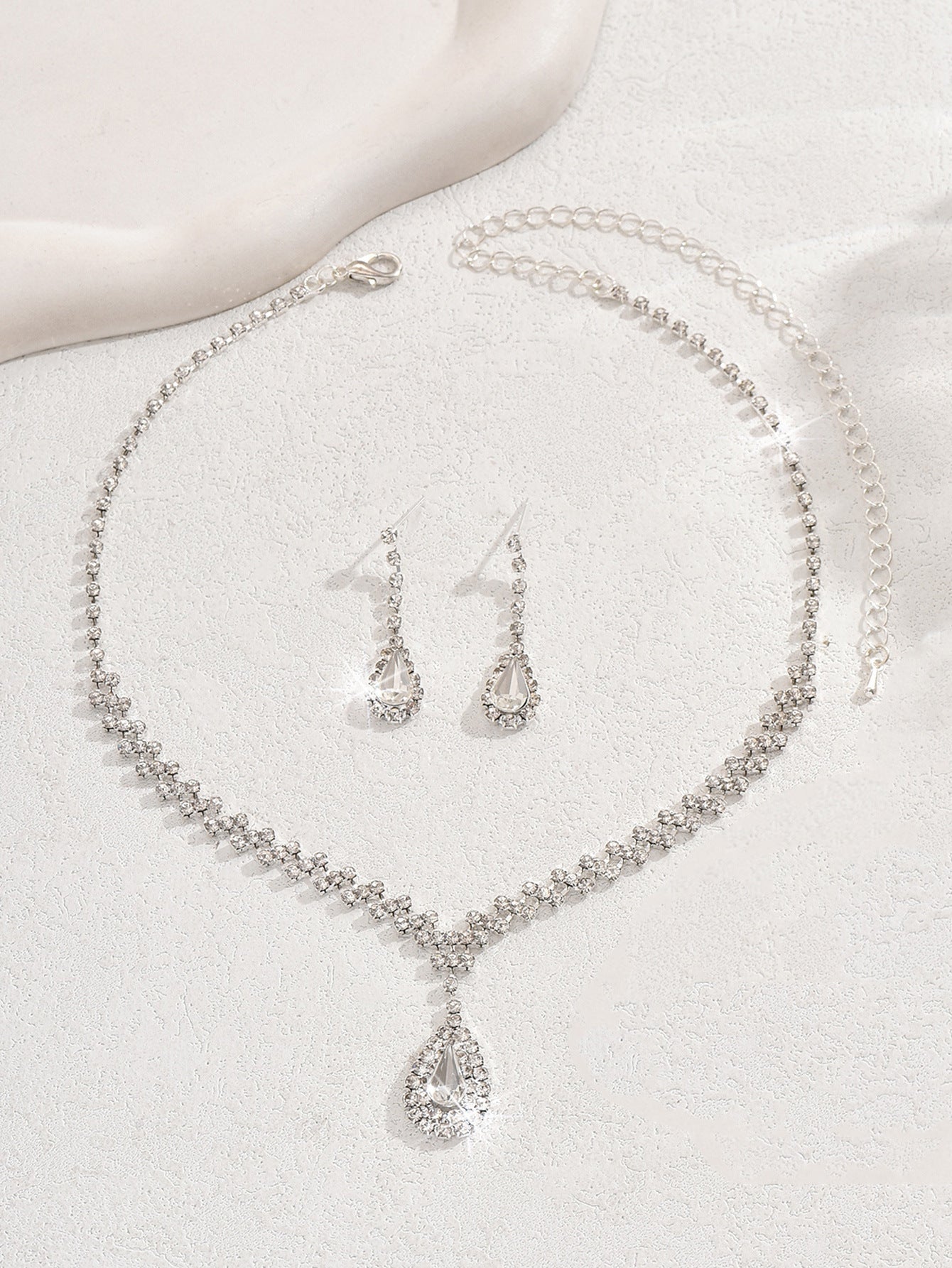 Teardrop Rhinestone Jewelry Set for Women, Claw-Chain Necklace — scale reference