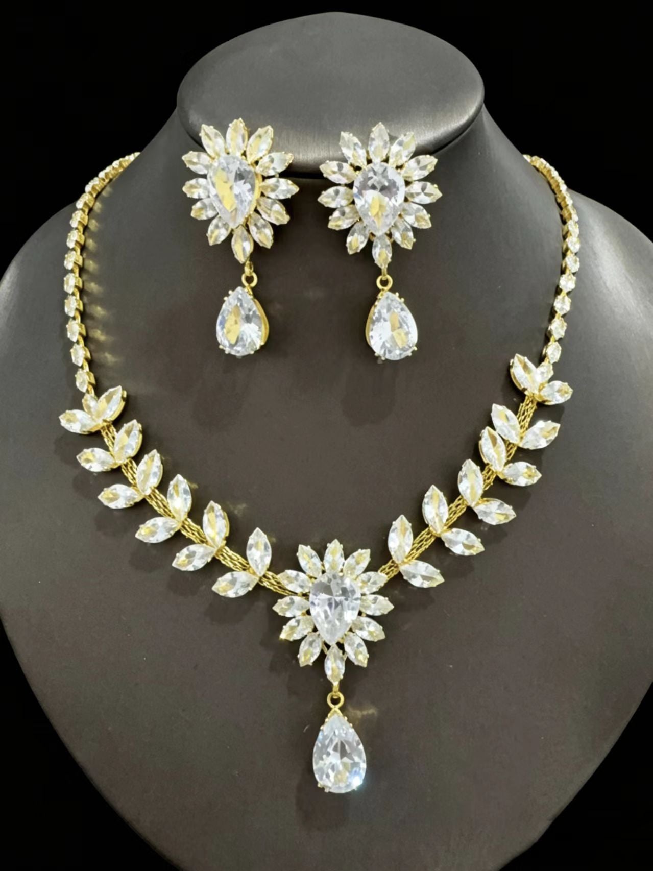Bridal Zircon Jewelry Set, Teardrop and Leaf Rhinestone Necklace with Earrings — detail close-up